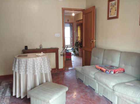 Edificio en buen estado 2 plantas y local; con jardin